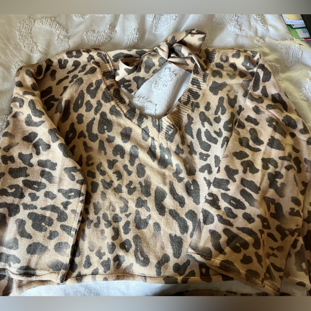 POL Cheetah print sweater with a tie in the back. Size small. - Picture 2 of 3
